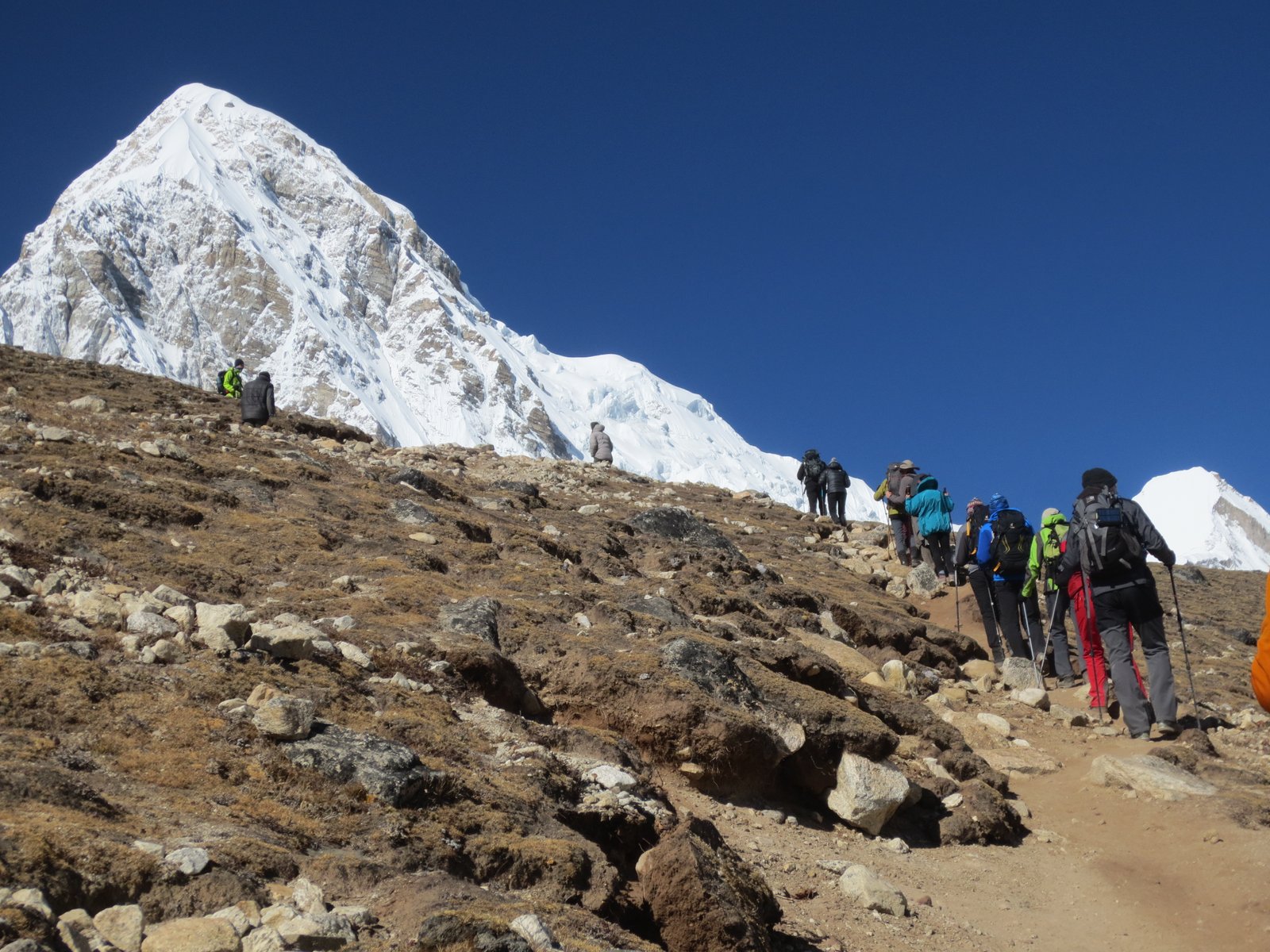  Trek from Dingboche (4,410 m) to Lobuche (4,910 m)