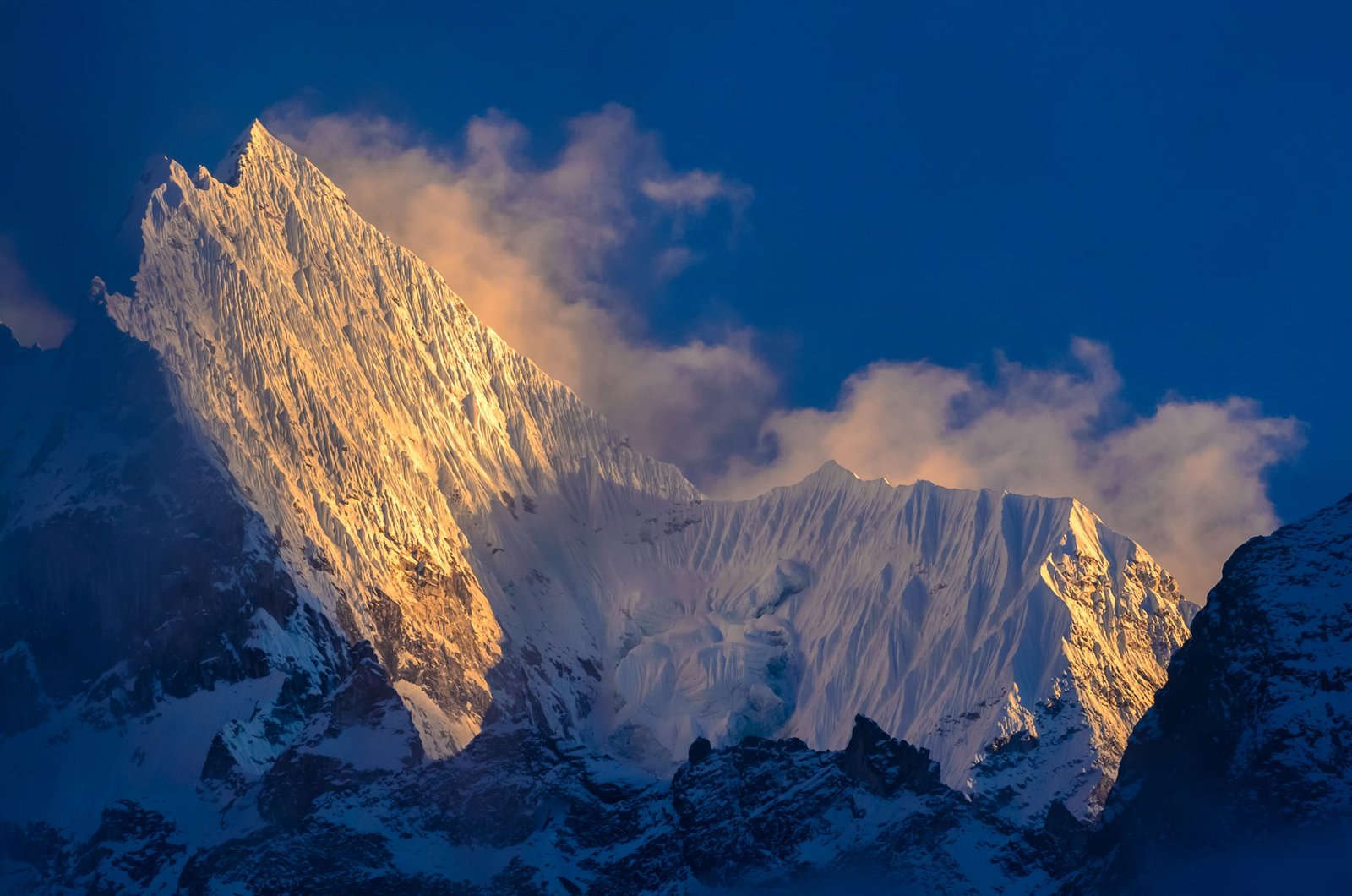  Trek from Island Peak Base Camp (5,200 m) to Pangboche (3,930 m)