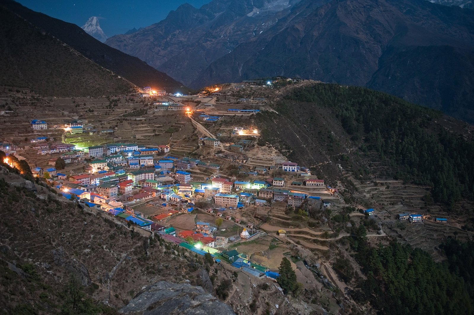  Trek from Phakding (2,610 m) to Namche Bazaar (3,440 m)