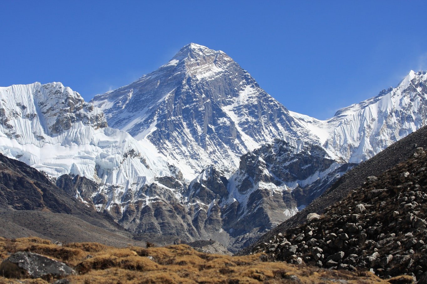  Trek from Dingboche (4,410 m) to Lobuche (4,910 m)