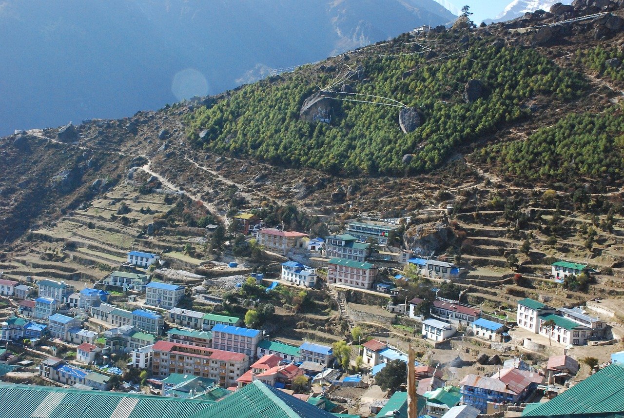  Trek from Phakding (2,740 m) to Namche Bazaar (3,440 m)